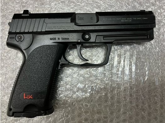 Heckler & Koch USP. Kaliber 6 mm. Kapazität: 18 Schuss. Co2-Antrieb.