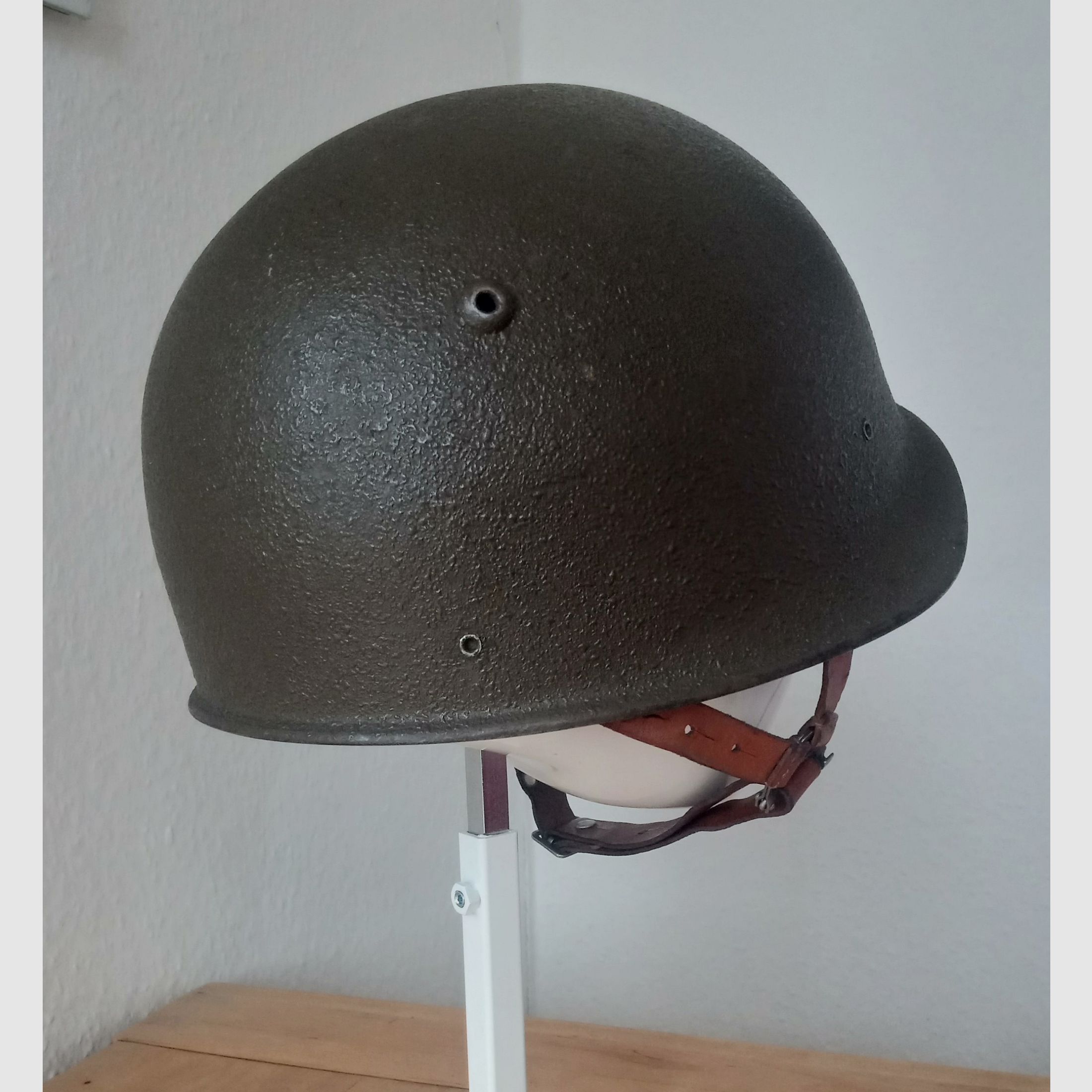 Schweizer Armee Helm aus U-Boot-Stahl in kleiner Größe 55-56 / ideal für Zivilschutz / Stahlhelm Swiss Made