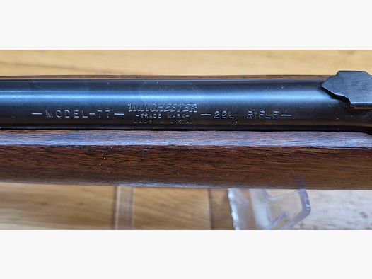 Très belle carabine Winchester Model 77 – Arme semi-automatique en cal. 22LR – La compagne du jeune américain d&rsquo;après guerre – Arme idéale de chasse à la vermine et ennemie personnelle de toute canette ! – 8 coups – Très belle fabrication Winchester New Haven de 1962 – État plus que très bon – TBE++