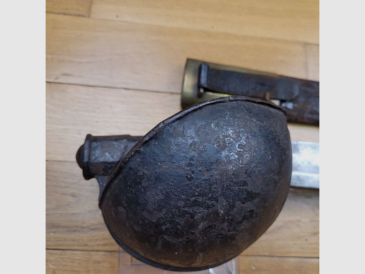 Beau sabre d&rsquo;abordage modèle 1833 – Manufacture Impériale de Châtellerault novembre 1853 – lame gravée à l&rsquo;ancre des deux côtés – belle pointe et zéro accroc sur le fil – coquille avec la majeure partie de sa peinture d&rsquo;origine – fourreau en cuir poinçonné en garniture – TBE, image 3 sur 17