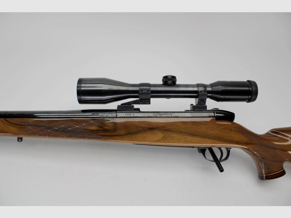 Re. Büchse Weatherby Mark V mit hochwertigem Lackschaft und Mündungsdämpfer .460WeathMag