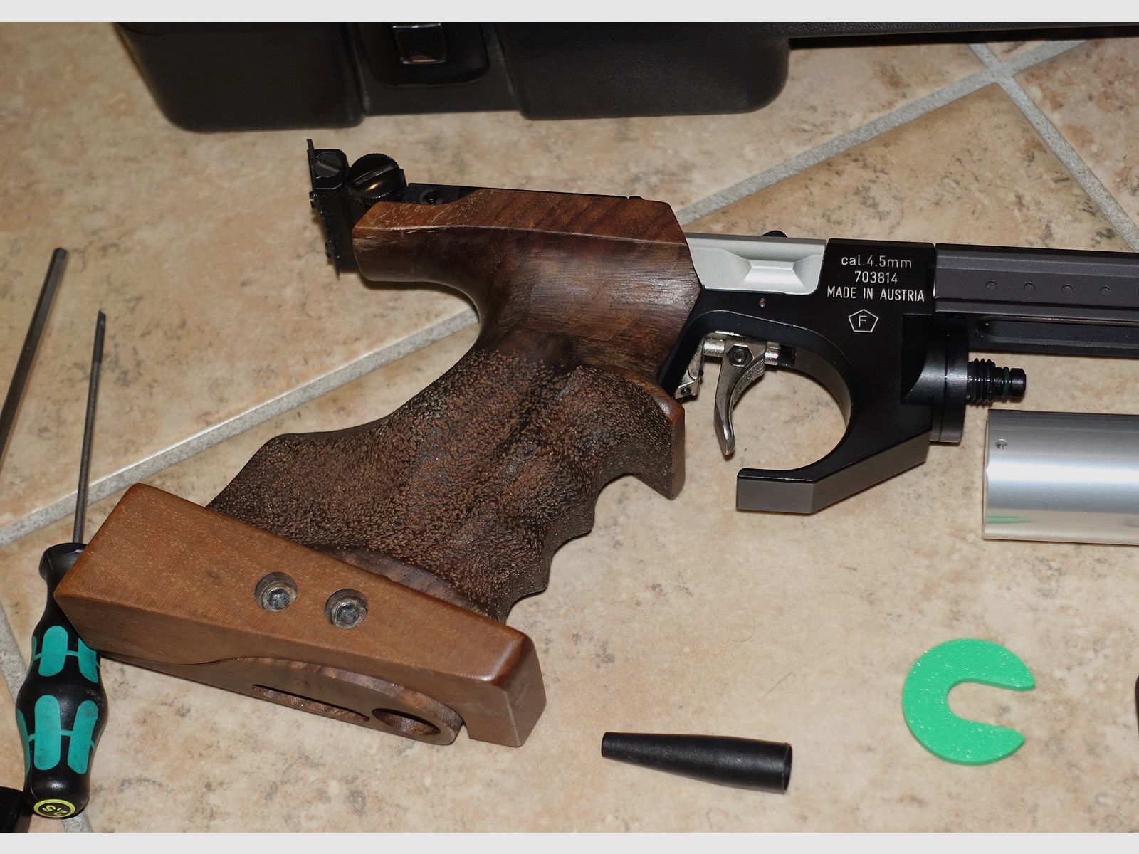 Pistolet sportowy Steyr LP na sprężone powietrze z nowym nabojem + akcesoria