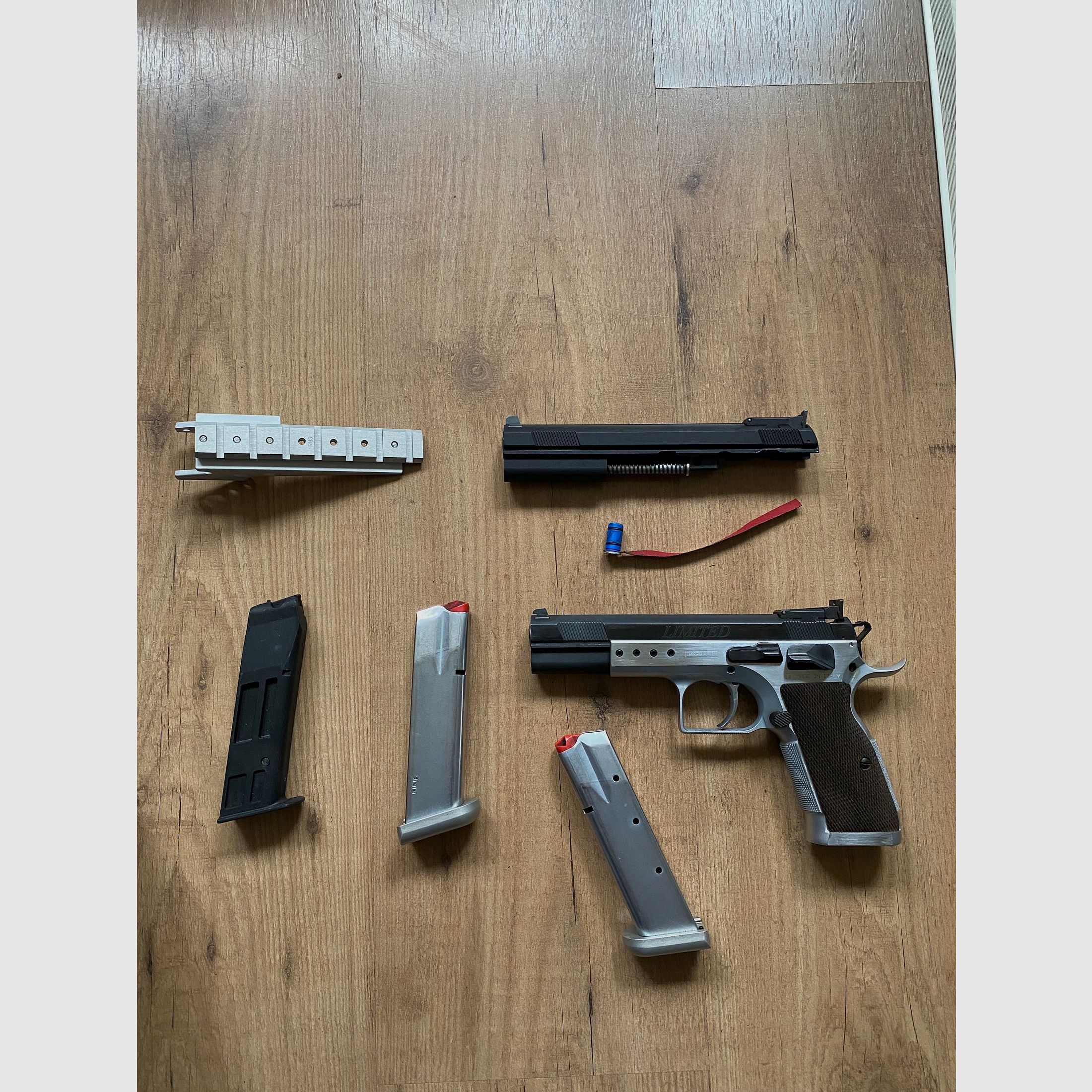 Verkaufe Tanfoglio Limited 9 mm Luger mit Wechselsystem .22 lfb inkl. Munition und Schiene für Zielfernrohr