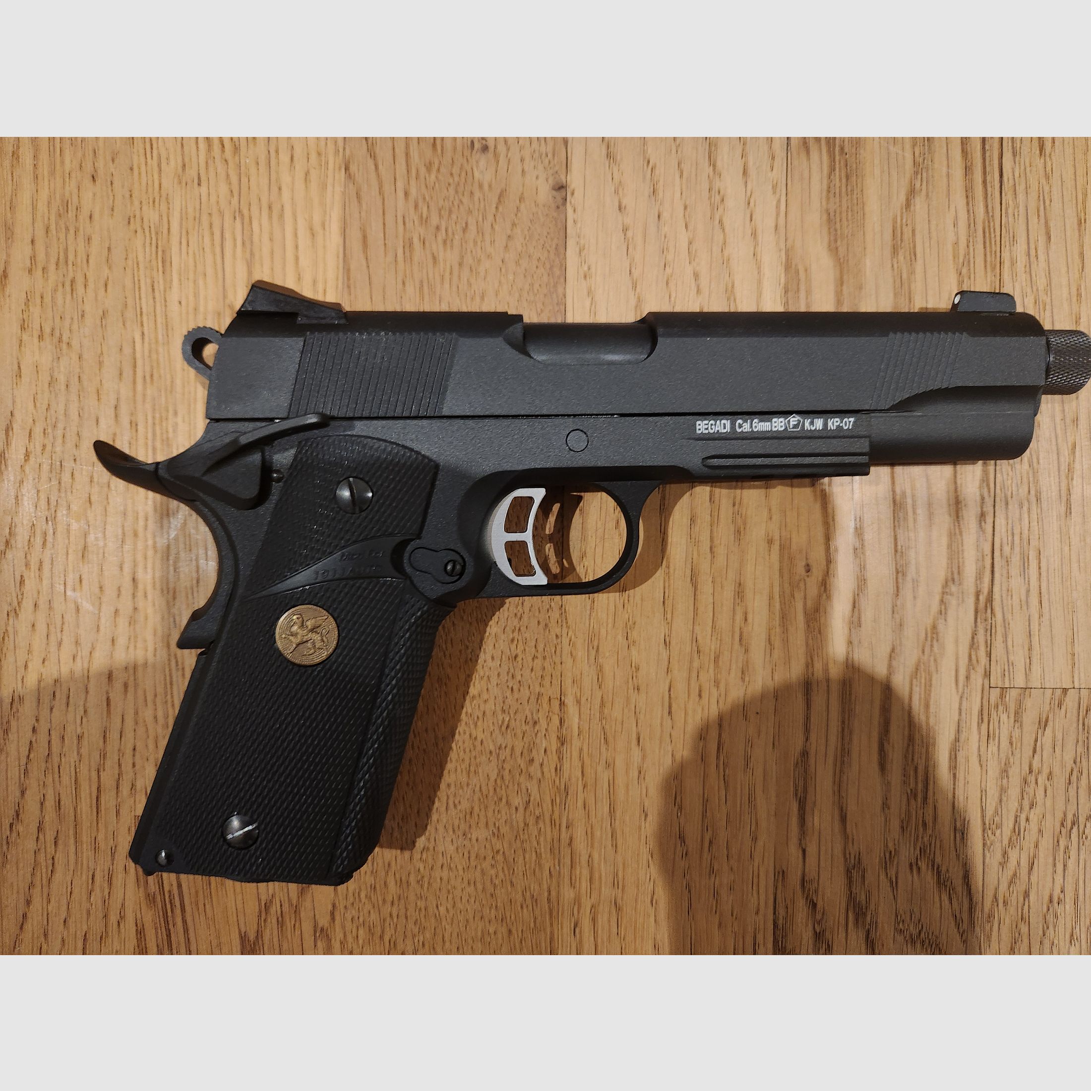 Airsoft Komplettset: Airsoftpistole aus Stahl mit Rückstoß und vollständigem Zubehör zu verkaufen.