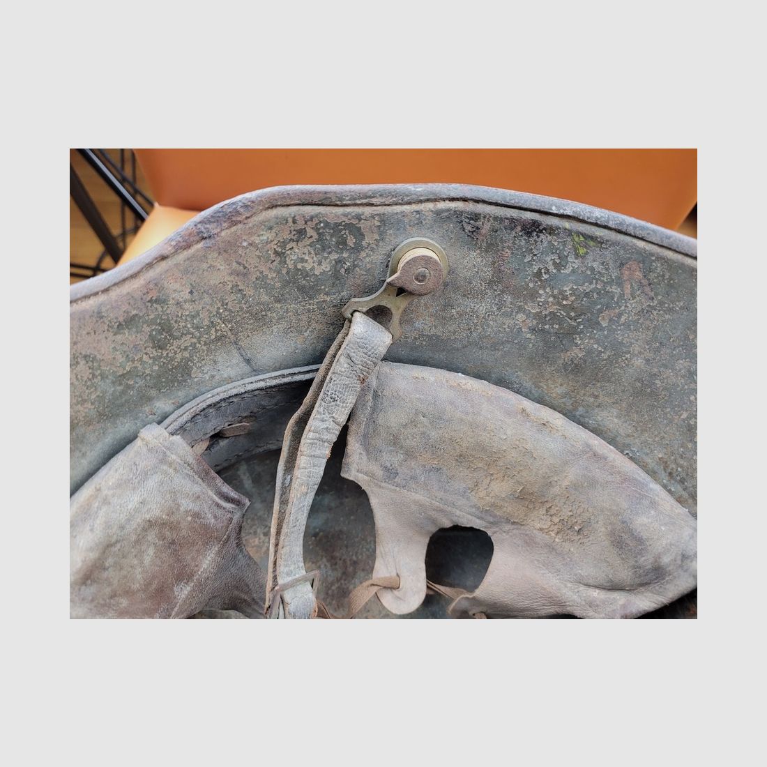 Très beau stahlhelm allemand 1er modèle 1916 – forme haute précoce – très belle coiffe absolument complète – bonne jugulaire d&rsquo;origine du modèle 1895 – restes de camouflage – Très belle pièce en TBE, image 9 sur 16