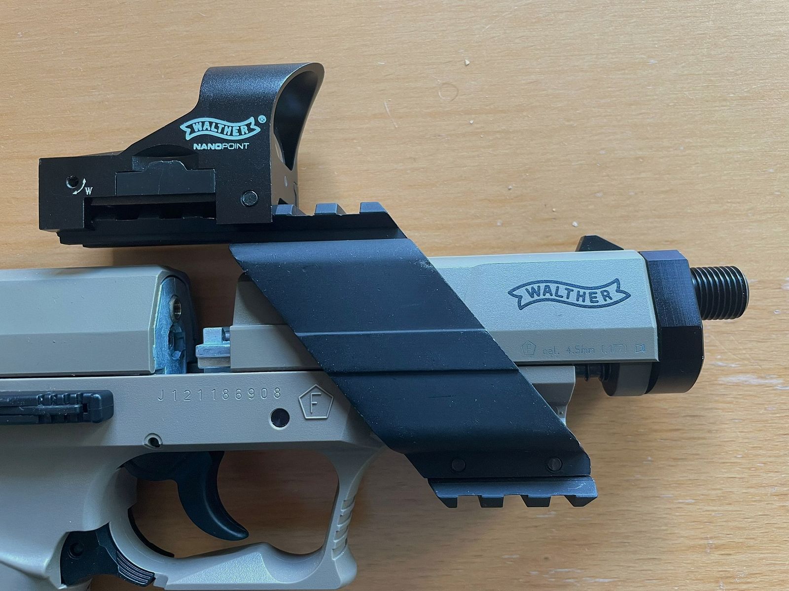 Walther CP99 FDE CO2 Pistole der Sonderauflage Flat Dark Earth mit Walther Nano Point und Schalldämpfer