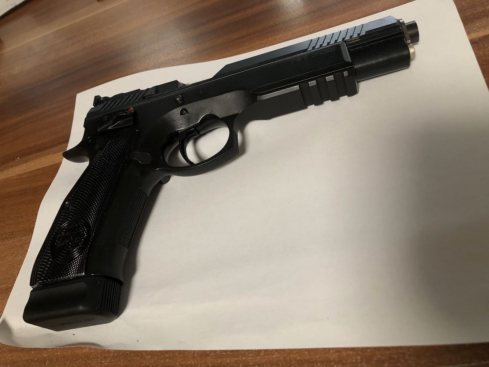 Verkauf halbautomatische Pistole von Haus CZ-Taipan Pro-Tuning und inklusive KK-Pistole, als Geschenk!