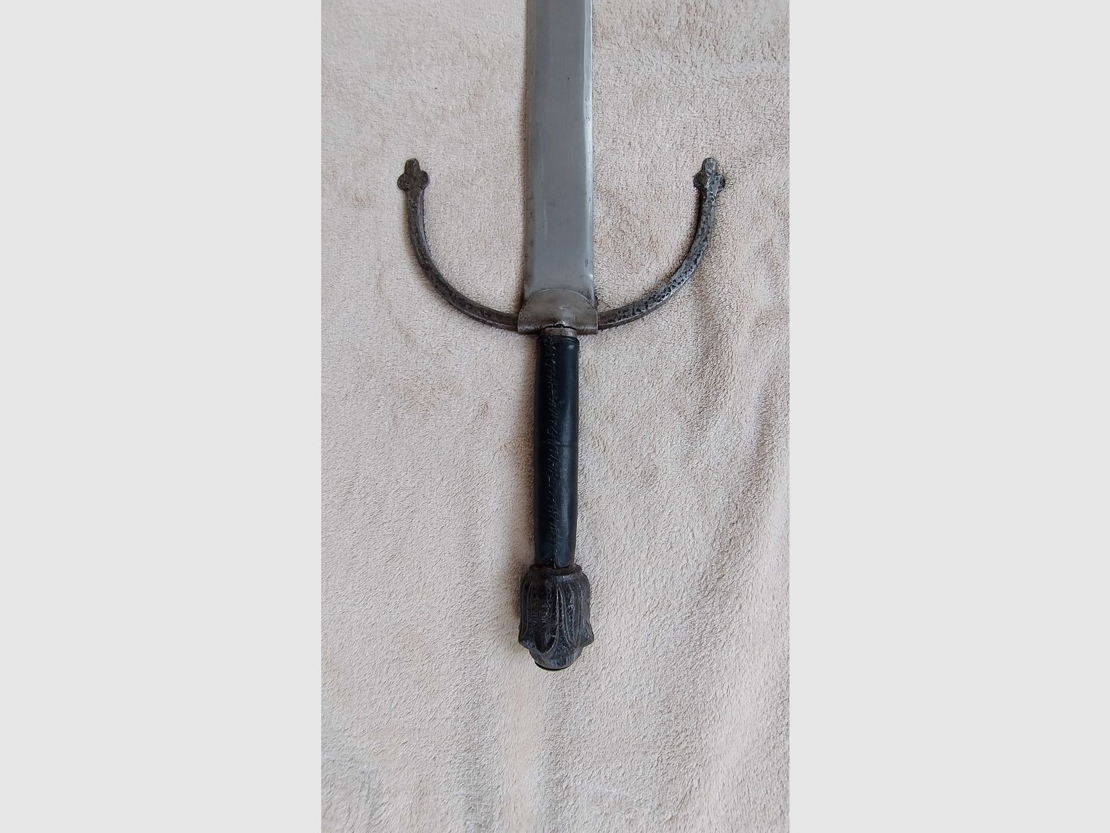 Historical longsword approx. 1870–1900 – leather grip – peened pommel – total length 112 cm