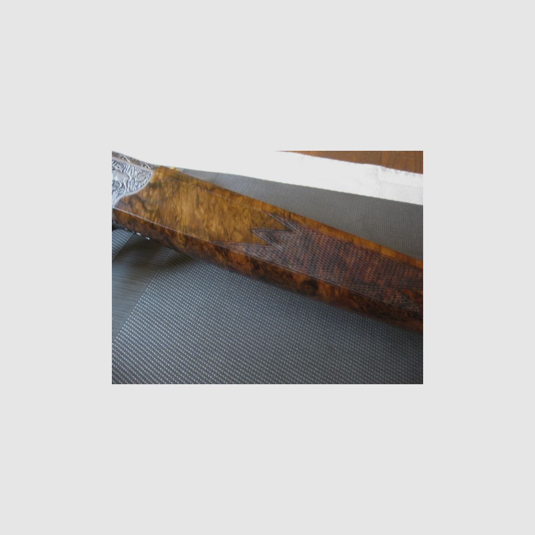 WELTWEIT GARANTIERT EINMALIGES LIEBHABEROBJEKT = Fast neuwertige "Custom STAHLSYSTEM-Komplettierung" mit HANDGRAVUREN für R93, mit Rechtsschaft-Semiweight in Maßanfertigung und Kategorie-11 !! System ist noch eines OHNE Seriennummer !! Inklusive Blaser-Ledergewehrriemen !