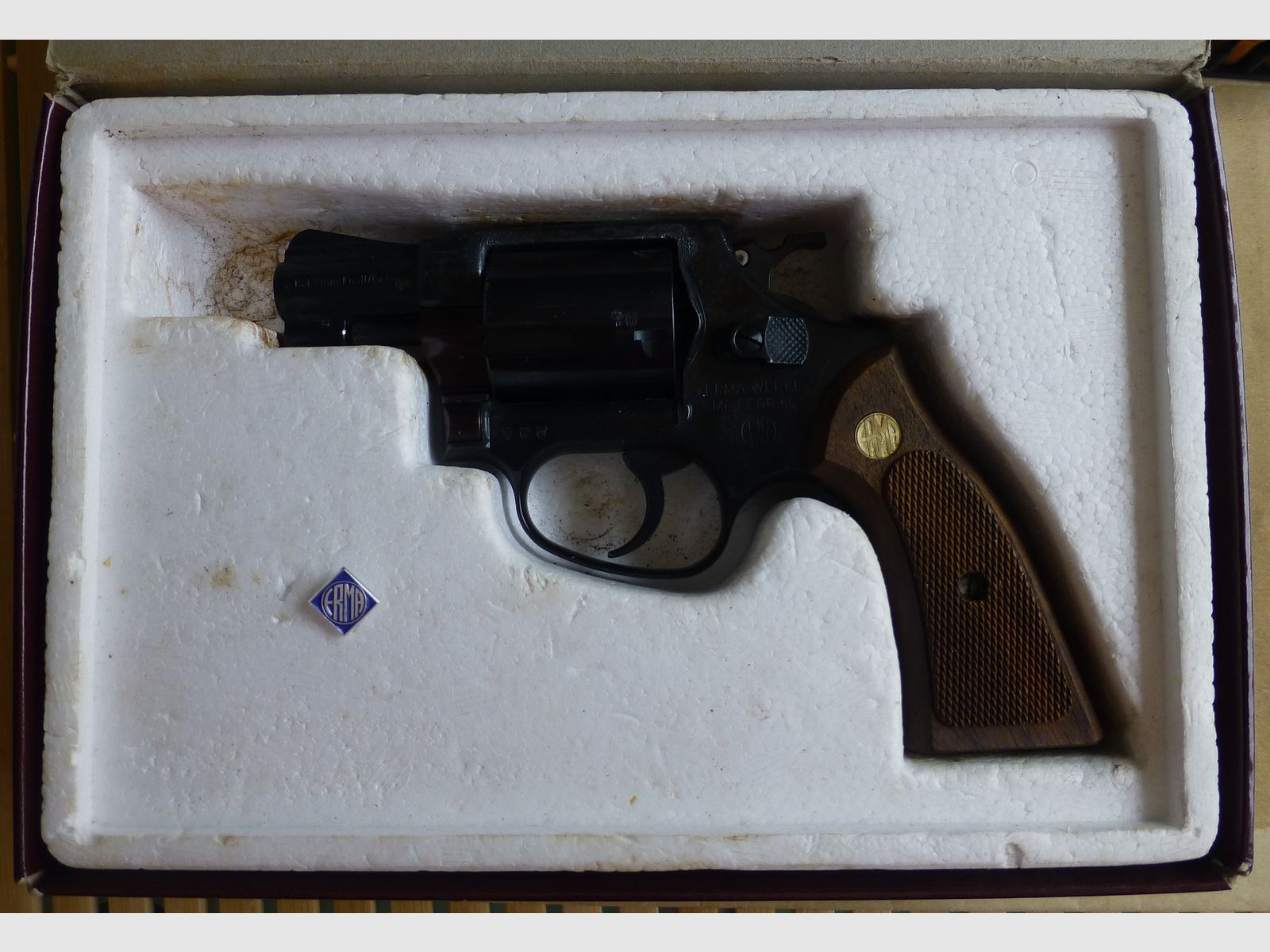 ERMA EGR 66 inkl. Abschußbecher und Erma Anstecknadel, Kaliber 9mm Gas- und Platzpatronen