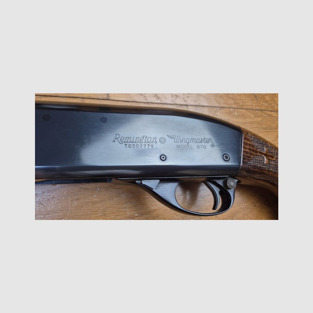 Zeer mooi Remington pompgeweer – Mod 870 Wingmaster – Glad loop van 51 cm – kaliber 12/70 – Capaciteit 4+1 (!) uitbreidbaar – "Luxe" afwerkingen – Betrouwbaar, eenvoudig en legendarisch vuurwapen – Uitstekende staat – TBE+/TBE++, afbeelding 1 van 45