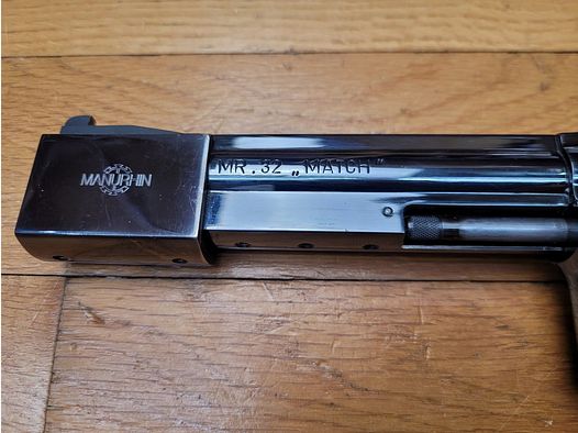 Selten und sehr schöner Wettkampf-Revolver Manurhin – Legendärer MR32 MATCH der 2. Serie – 6 Schuss – Kal. 32SWL – mit gutem Gegengewicht Manurhin – Sammlerstück dazu! – Top Zustand! -TBE++