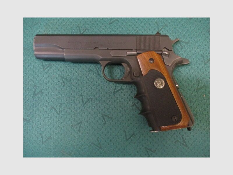 Pistole Norinco 1911 mit Pachmayr Griffschalen 1911A1