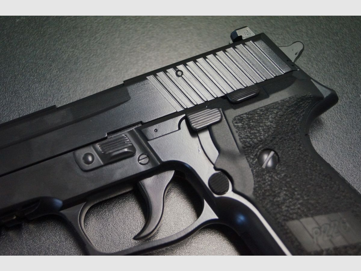 Sig Sauer P226, image 2 of 4