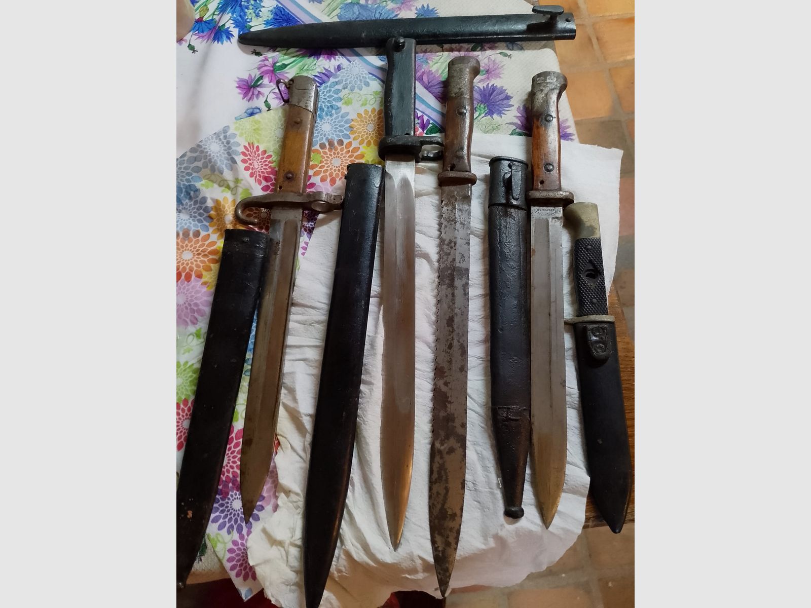 Convolto di vecchi baionette 1GM + 1 vecchio coltello da escursionismo/scout 1939