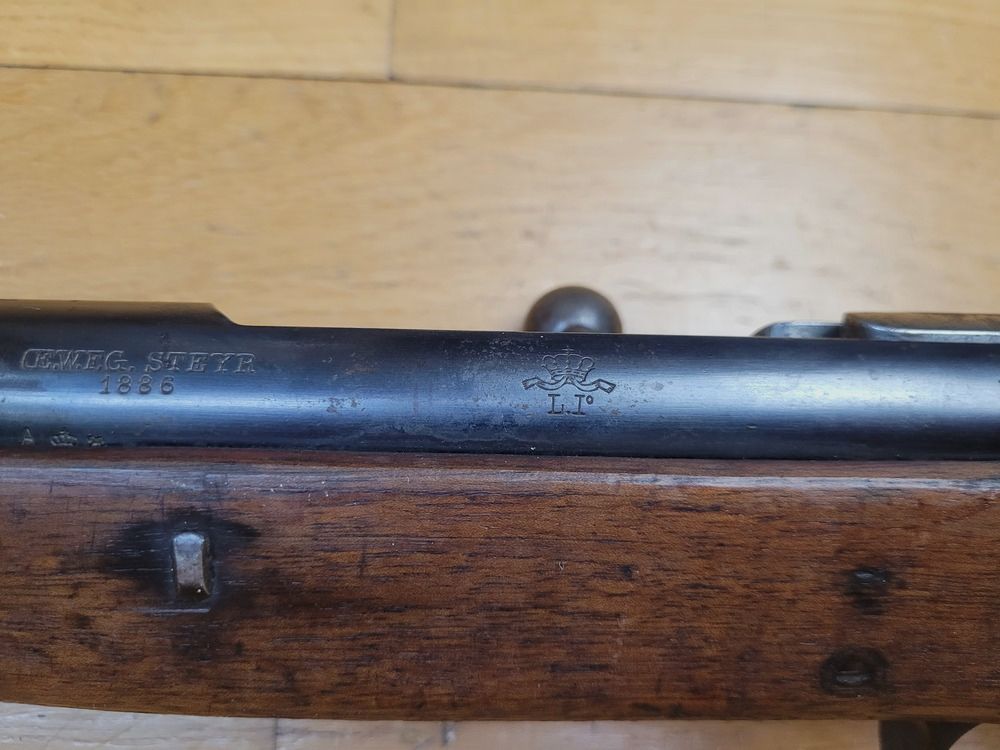 Très bon fusil Kropatschek modèle 1886 – Fabrication OEWG à Steyr en 1886 (aussi!) – Calibre poudre noire d&rsquo;origine 8×60 – 8×56 portugais – Beaux bois – Bel état esthétique et mécanique – Très bonne pièce en BE+ / TBE !, image 27 sur 31