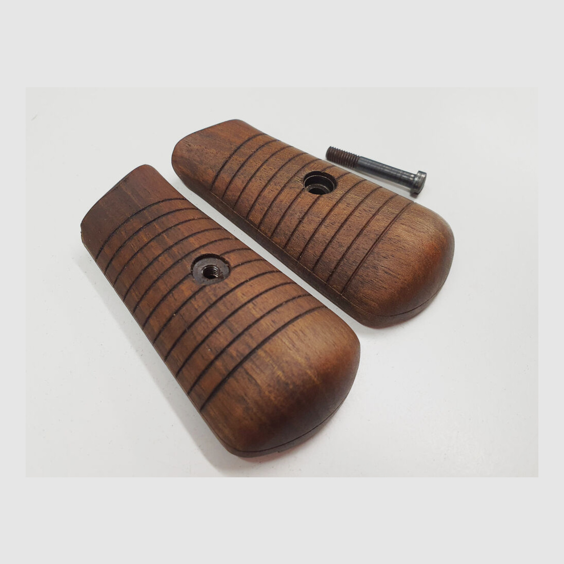 Set di impugnature Original Mauser Oberndorf [29B] destra / sinistra + boccola e vite per MAUSER C96 Bolo nuova produzione