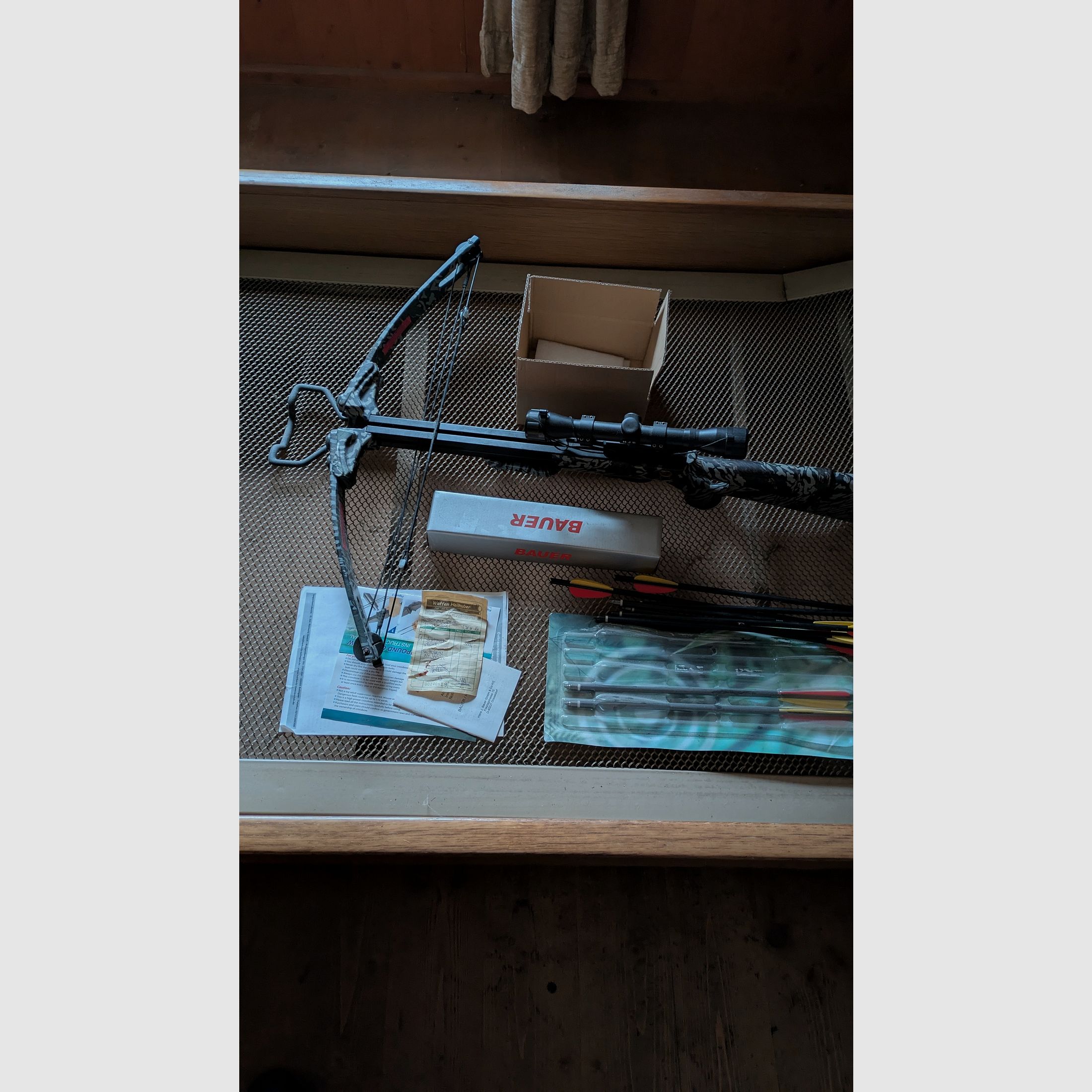 Crossbow met richtkijker, pijlen en doelwit. Geen verzending.