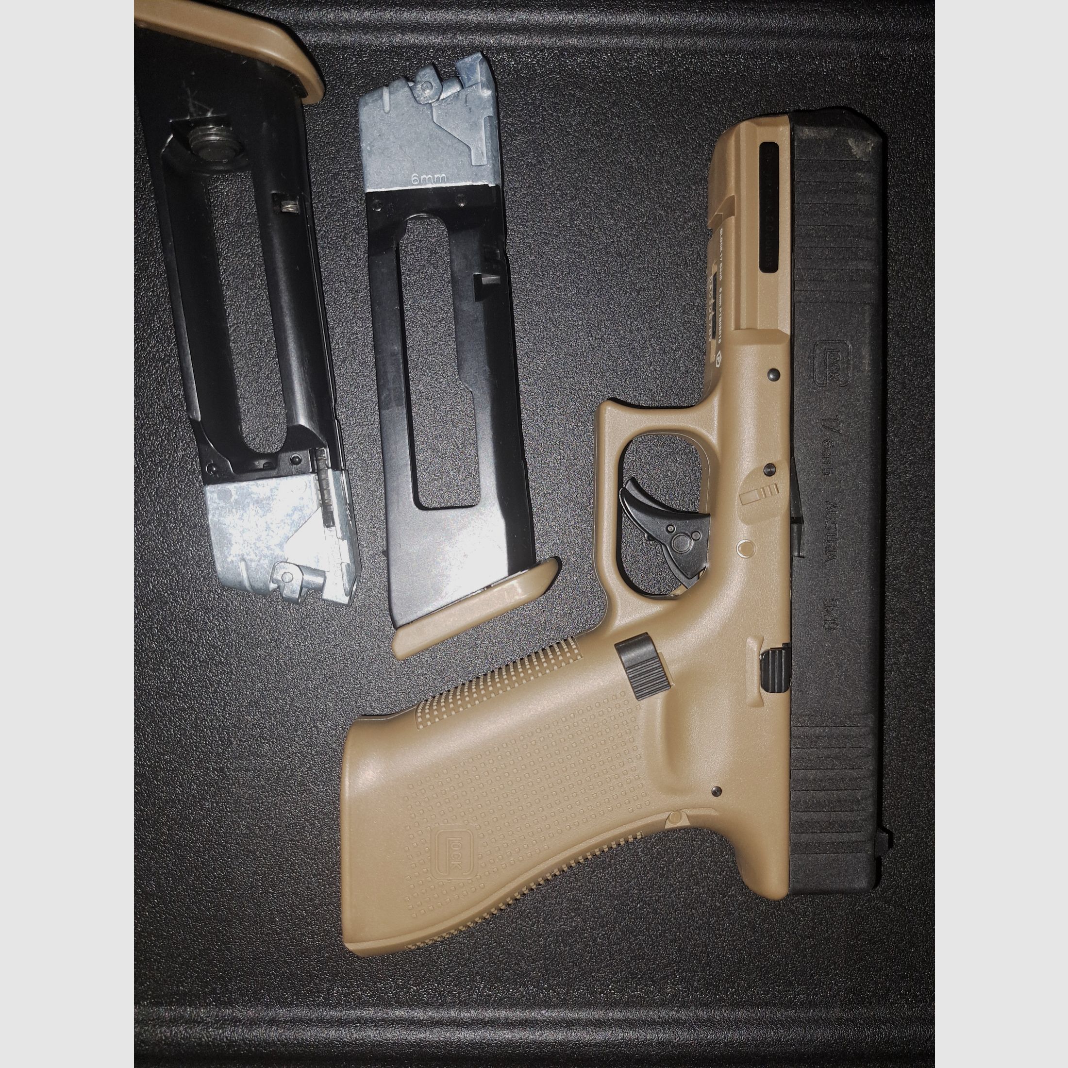 Glock 17 Gen. 5 Metallschlitt- en CO2BB 6mm BB schwarz/coyote 