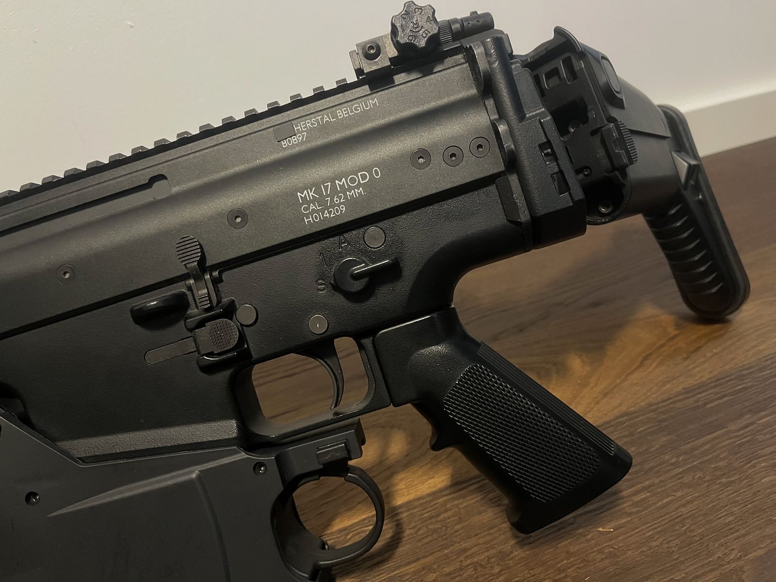 Tokyo Marui Scar-H mit Granatwerfer und passendem Zubehör