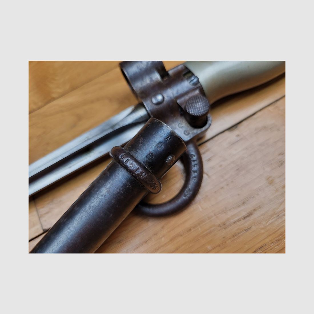 Französisches Bajonett 1886/93 mit Quillon – Lebel 1. Modell mit Quillon und langem Schaft – Scheide & Waffe mit Nummer – Ausgezeichneter Zustand, Bild 1 von 15