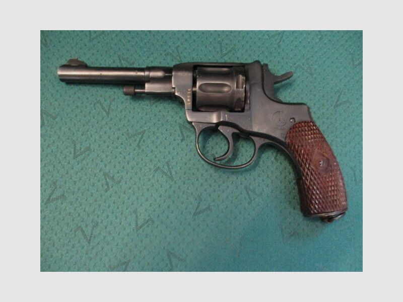 Revolver Nagant Baujahr 1944, Lauf spiegelblank, mit Holster und Fangriemen