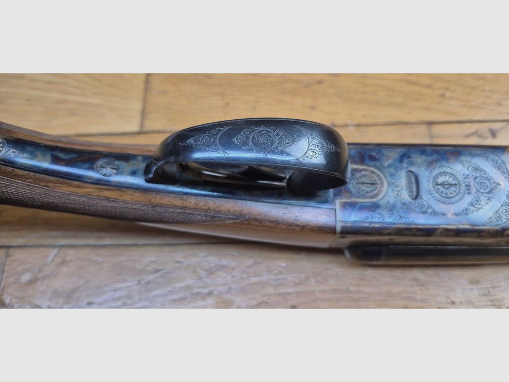 Superbe fusil Robust modèle N°246 – Manufrance Saint-Étienne – Cal. 16/70 – Arme vers 1952/1954 (!) – Jaspage et gravures à 100% – Canon miroir, quasi jamais tiré – Pochette d&rsquo;origine complète (garantie, manuel, certificat d&rsquo;épreuve) – État proche du neuf absolu pour ces 72 ans ! – Pièce quasi muséale – TBE+++, image 17 sur 56