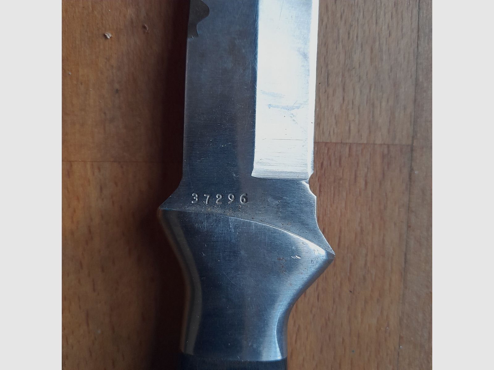 Jagdmesser Stainless Steel 440 Nr.  37296 in schwarzer Lederscheide mit Schleifstein