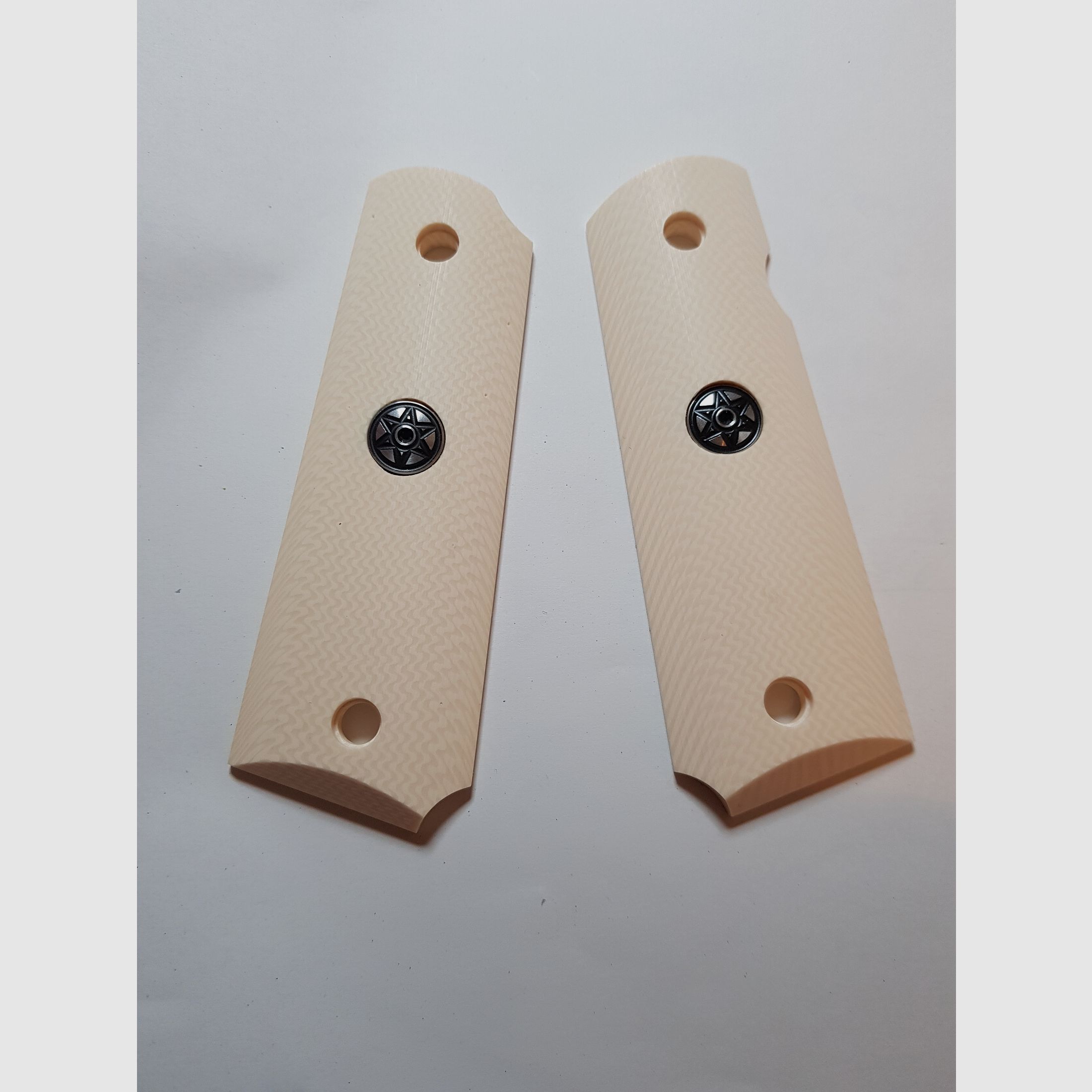 Grips of the Colt 1911 or ME Sport 1911
