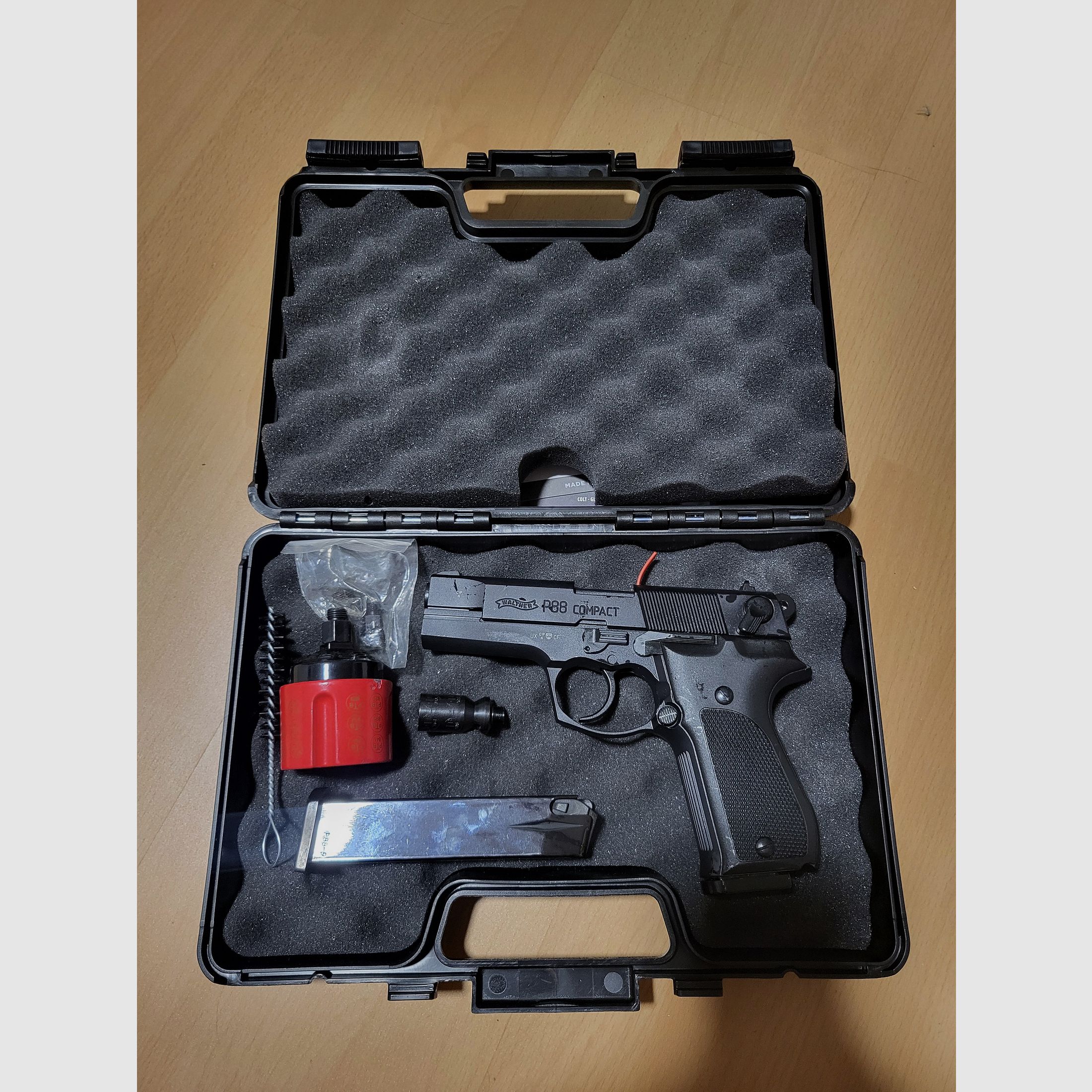 P88 blank firing pistol 9mm new with accessories