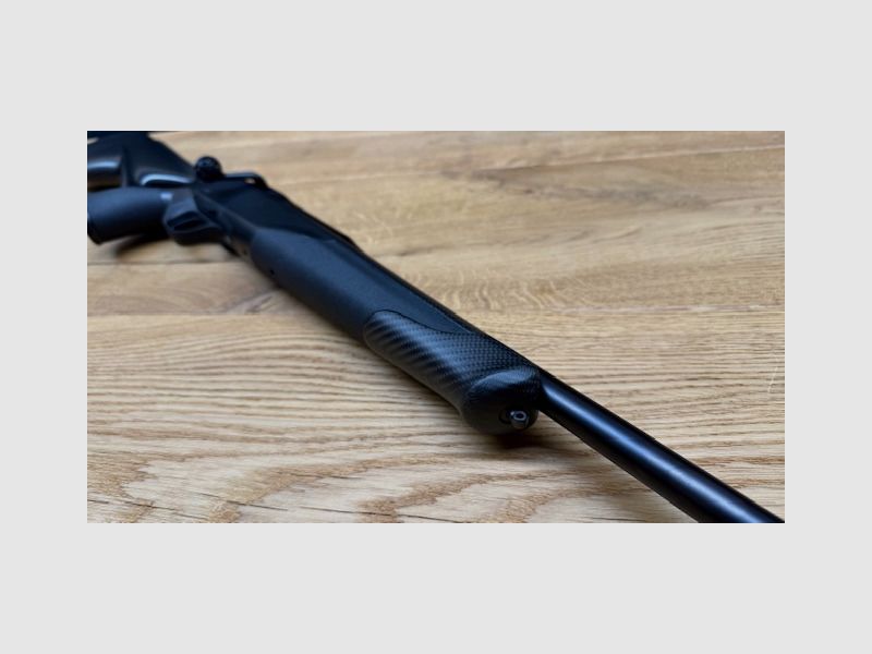Blaser R8 Carbon / Elastomer / Atzl-Abzug / gekürzter Lauf / Mündungsgewinde / Logo schwarz glänzend / Vorderschaftabschluss carboniert