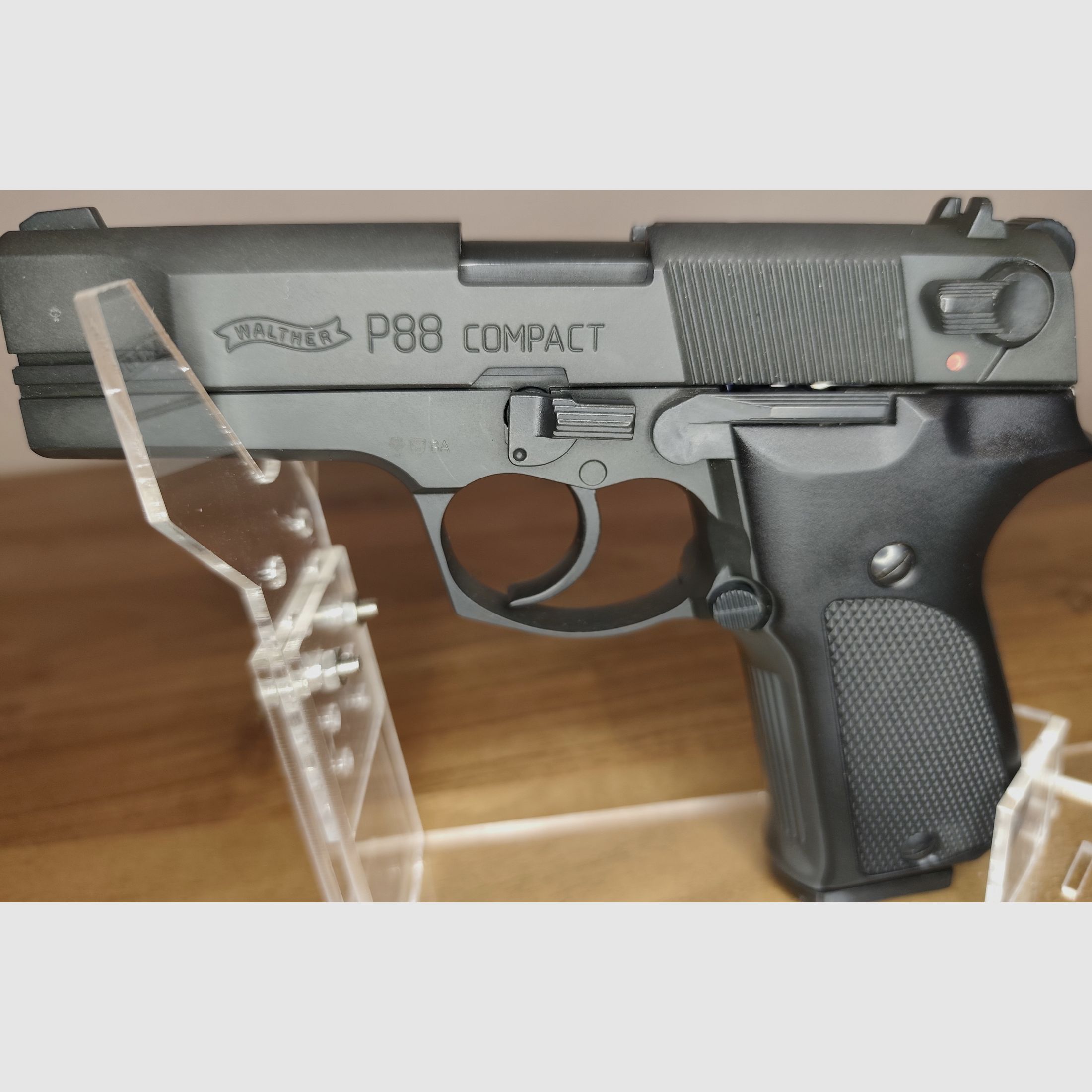 Walther P 88 Compact 9mm 2xMagazin schwarz PTB 764 Neuwertig Silvester-Set 25xPyro Effekte+50 Schuss Munition P.A.K.