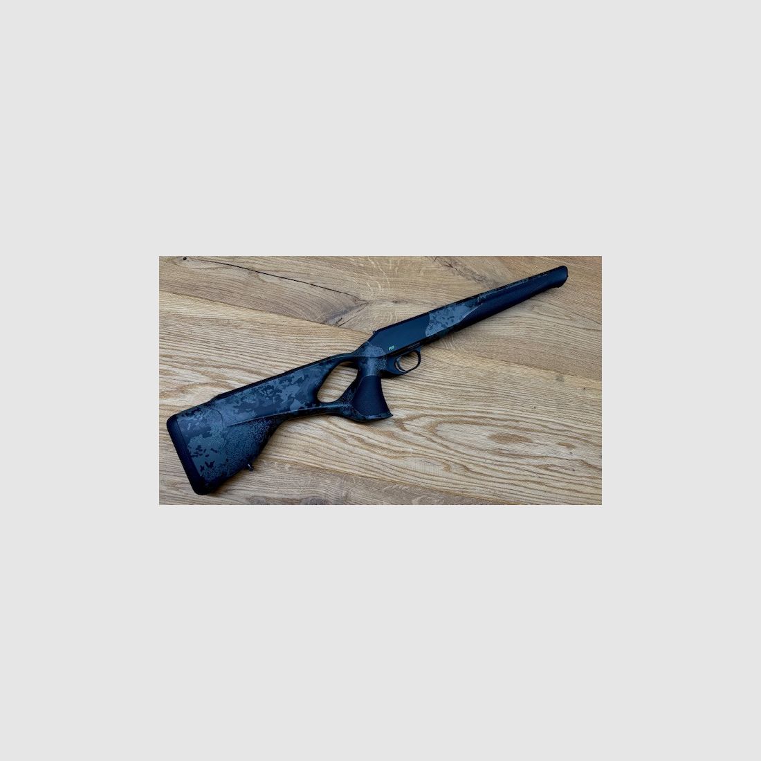 Schaft mit Gehäuse/System - Blaser R8 Custom Carbon HunTec-Camo / Elastomereinlagen / Logo in giftgrün