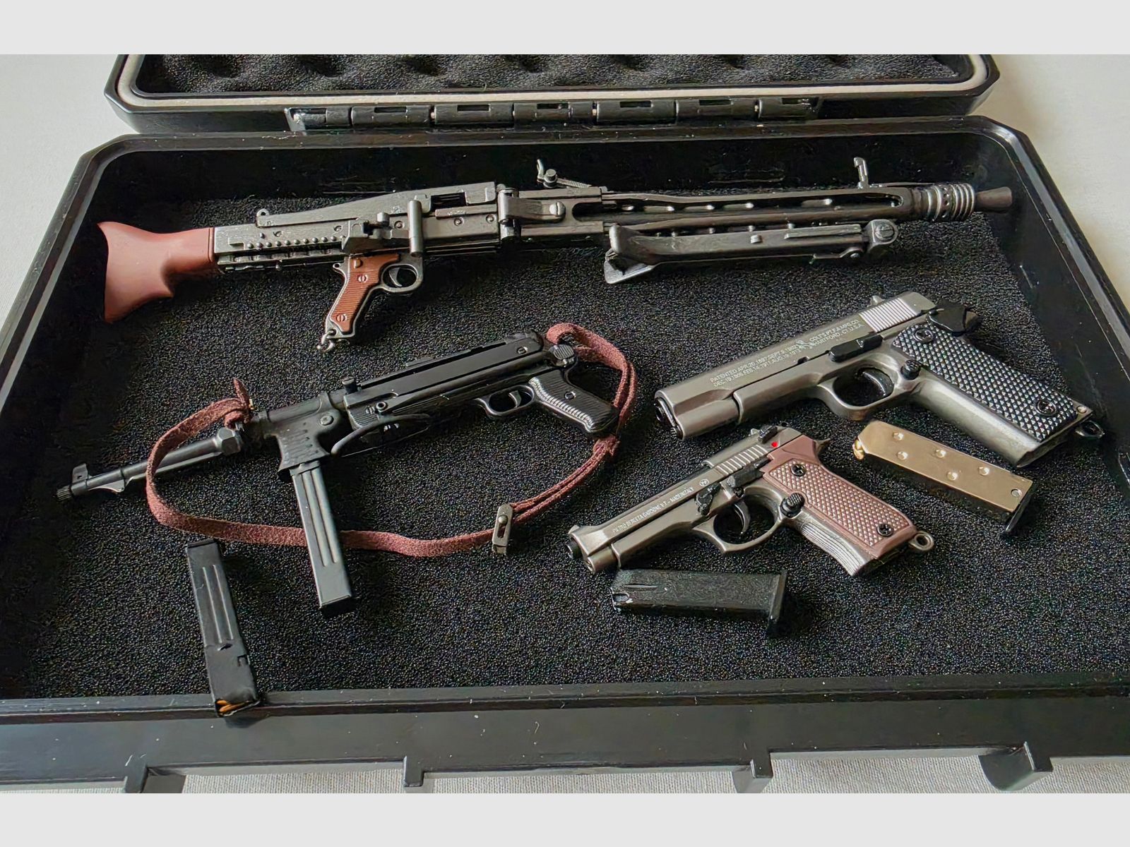 Armas en miniatura como MP40, MG42, etc. incluido maletín.
