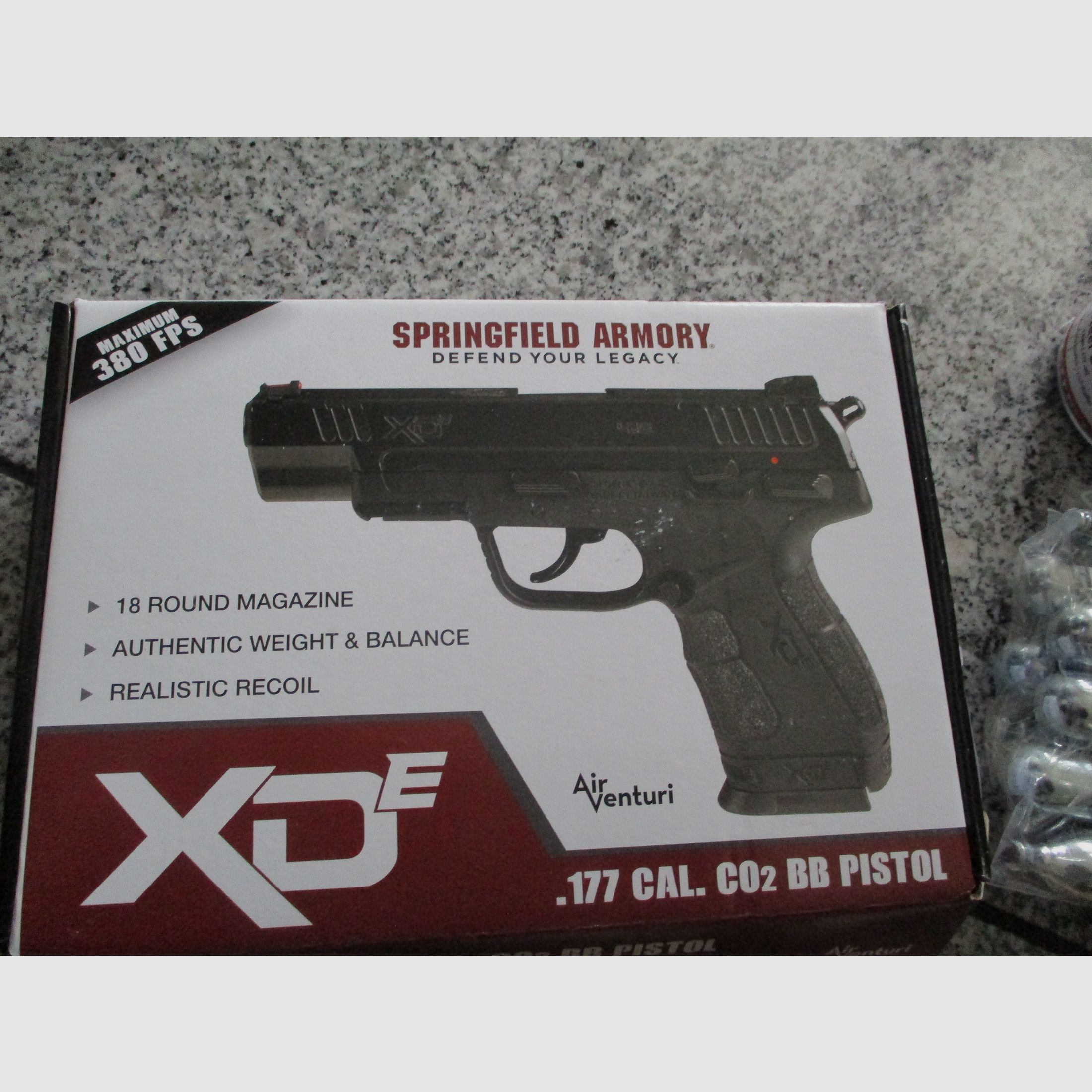 Springfield XDE pistola Co2 da 4,5 mm BB + 2x 1500 BB + 18 capsule Umarex da 12g + mensola NUOVA