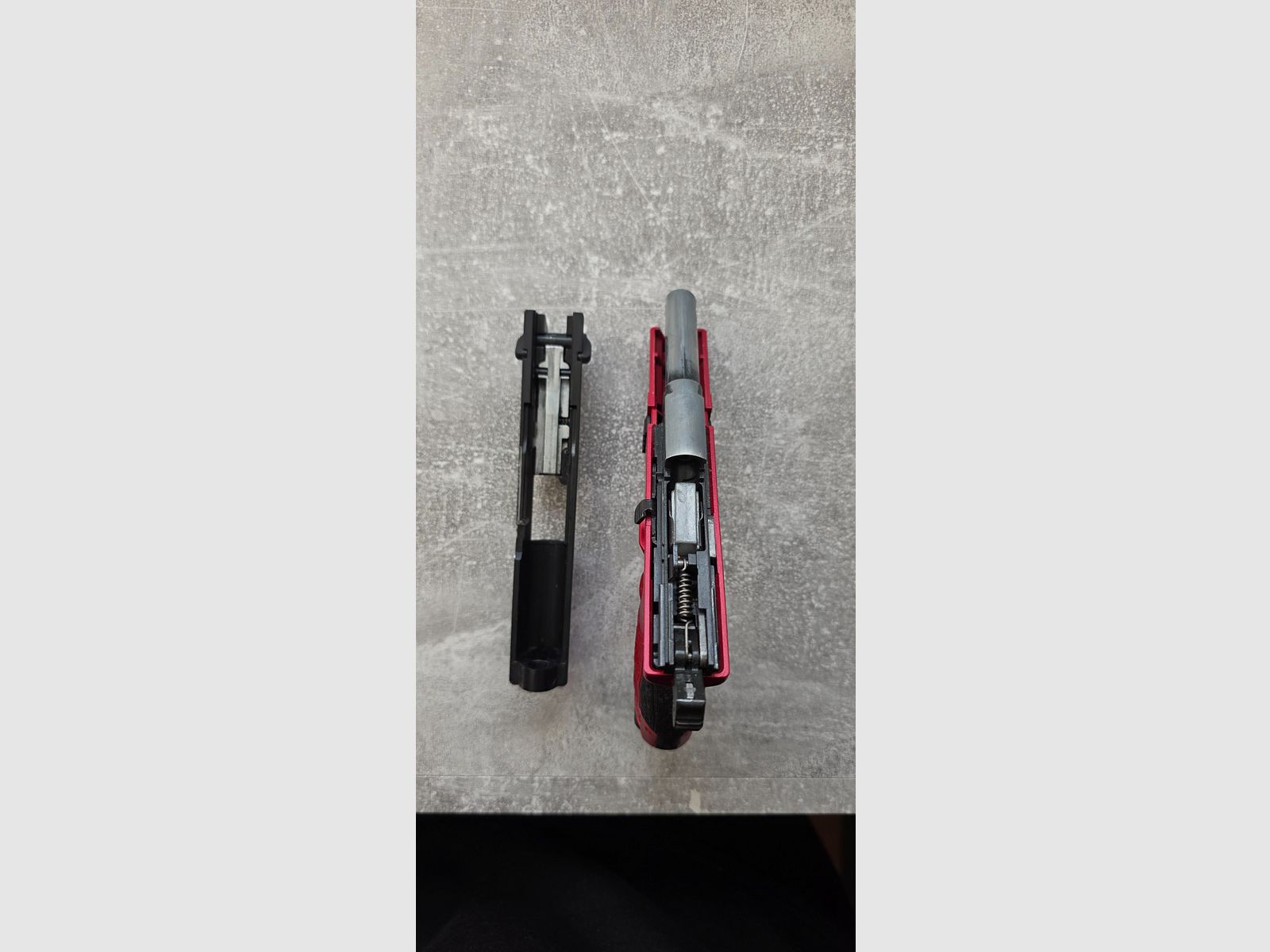 Walther P22Q (9 mm P.A.K.) – niestandardowe czerwone metaliczne wykończenie, zdjęcie 4 z 4