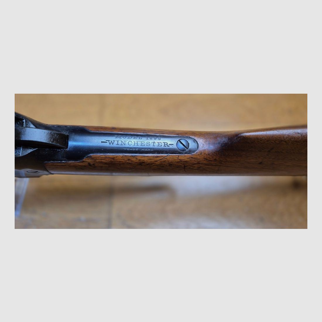 Très rare « vraie » carabine Winchester modèle 1895 Made in USA – Cal. 30.06 Springfield – Fabrication New Haven d&rsquo;origine Winchester de 1911 ! – Importation Empire allemand d&rsquo;avant 1914 – Bois en noyer superbes grade IV – Bronzage d&rsquo;origine à 98% quasi parfait – Très beaux marquages de « vraie » Winchester (pas Japon post 1985) – Splendide canon et mécanique parfaite – Arme d&rsquo;origine dans un état d&rsquo;exception – Catégorie D §e) ! – Très rare et en TBE++, image 22 sur 38