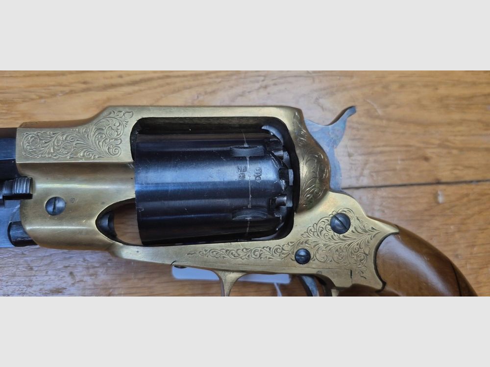 Revólver tipo Remington 1858 Navy — Cal. .36 PN (pólvora negra) — Réplica italiana de Rigarmi / RAG — Bonitas empuñaduras — Accesorios de latón grabados — Excelente cañón espejo y bonitas cámaras — Arma de 1983 — Muy buena mecánica — TBE, imagen 5 de 22
