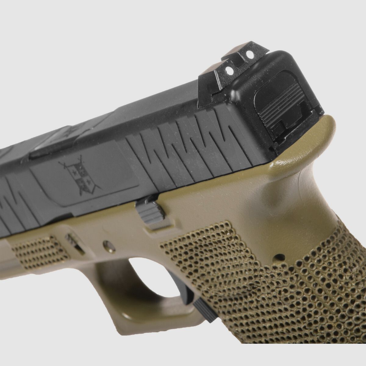 P05 GBB Airsoft Pistool met Grip Stippling in Olijf | Delta Armory