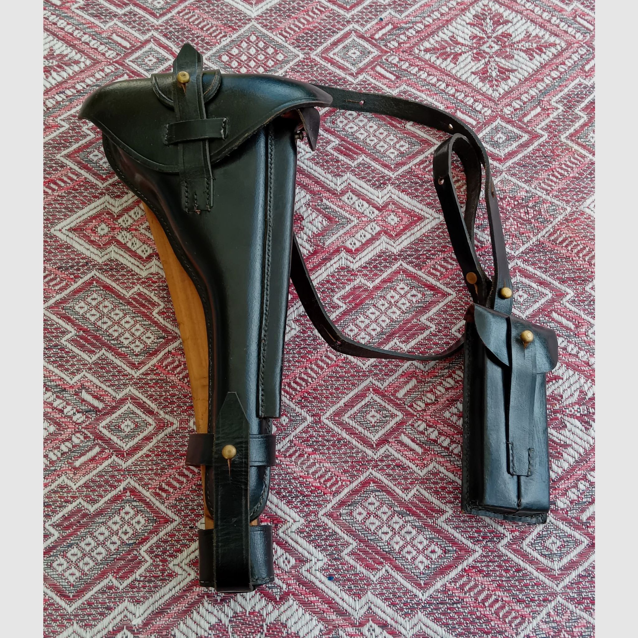 Crosse avec holster ARI P08