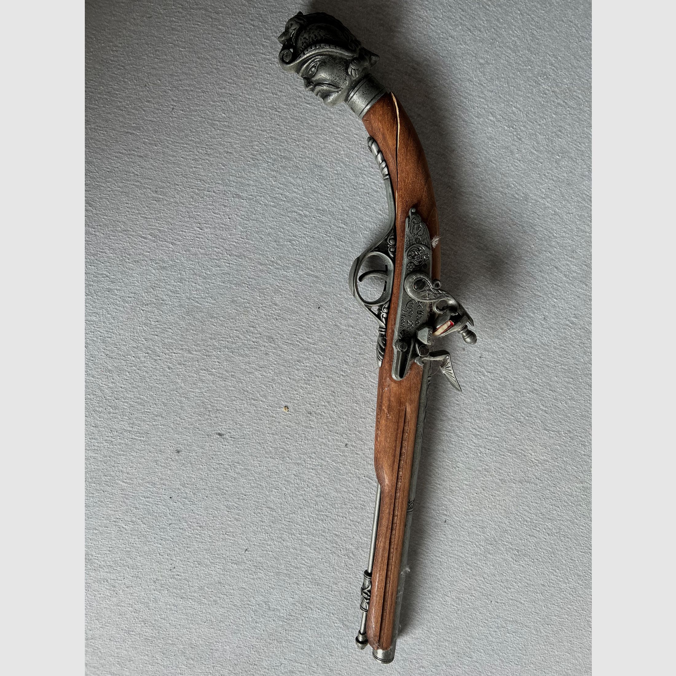 Grande collezione di armi decorative – spade, pistole a pietra focaia, fucili ad avancarica, alabarda, martello da guerra – liquidazione della collezione