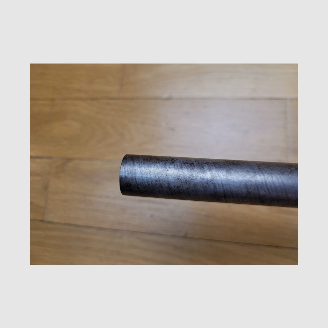 Mooie Engelse shotgun met Damasceense loop en externe hammers – kaliber 12/65 centraal vuur – vervaardigd door E.F Walker, Birmingham – rond 1885/1887 – mooie houtsoorten – geen speling – goede lopen – uitstekende ontsteking en bijzonder soepele sloten – de Britse kunst van het jachtgeweer op zijn hoogtepunt!, afbeelding 12 van 26