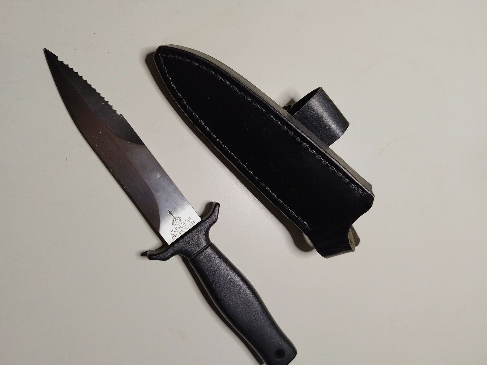 Hoogwaardige mes GERBER COMMAND 1 met leren clip schede