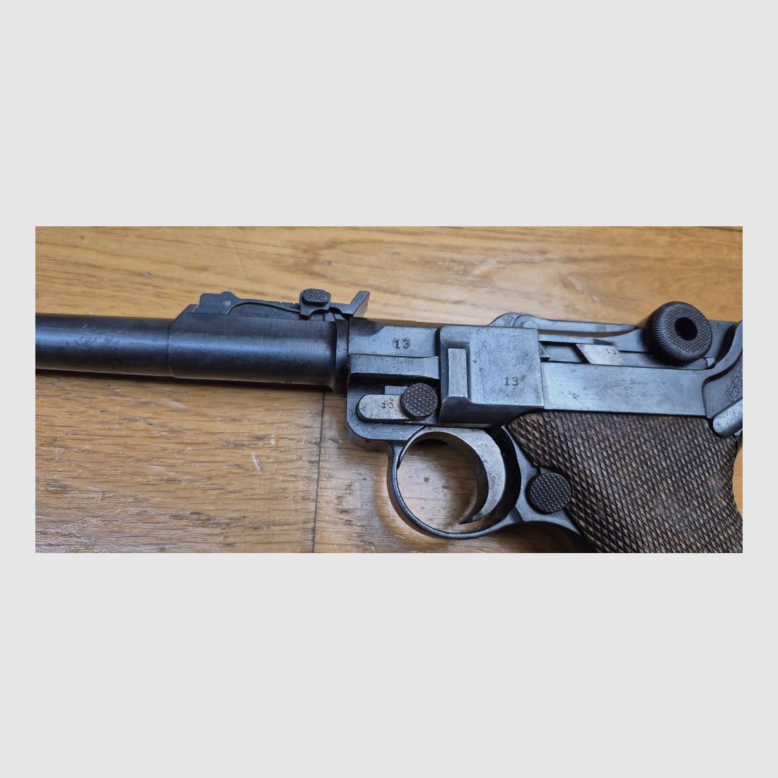 Sehr schöner Luger Artillerie P08 – Waffe von 1917 – Lauf 8 Zoll (20cm!) – Herstellung DWM – Vollständig monomatrikuliert (außer das Magazin, das ist aus der Zeit) – Kal. 9×19 – Seltene Visierung und Korn des zweiten Typs – Sehr schöne Griffschalen – Epochenbrünierung noch 80% – Wunderschöner Lauf – TBE+, Bild 7 von 32
