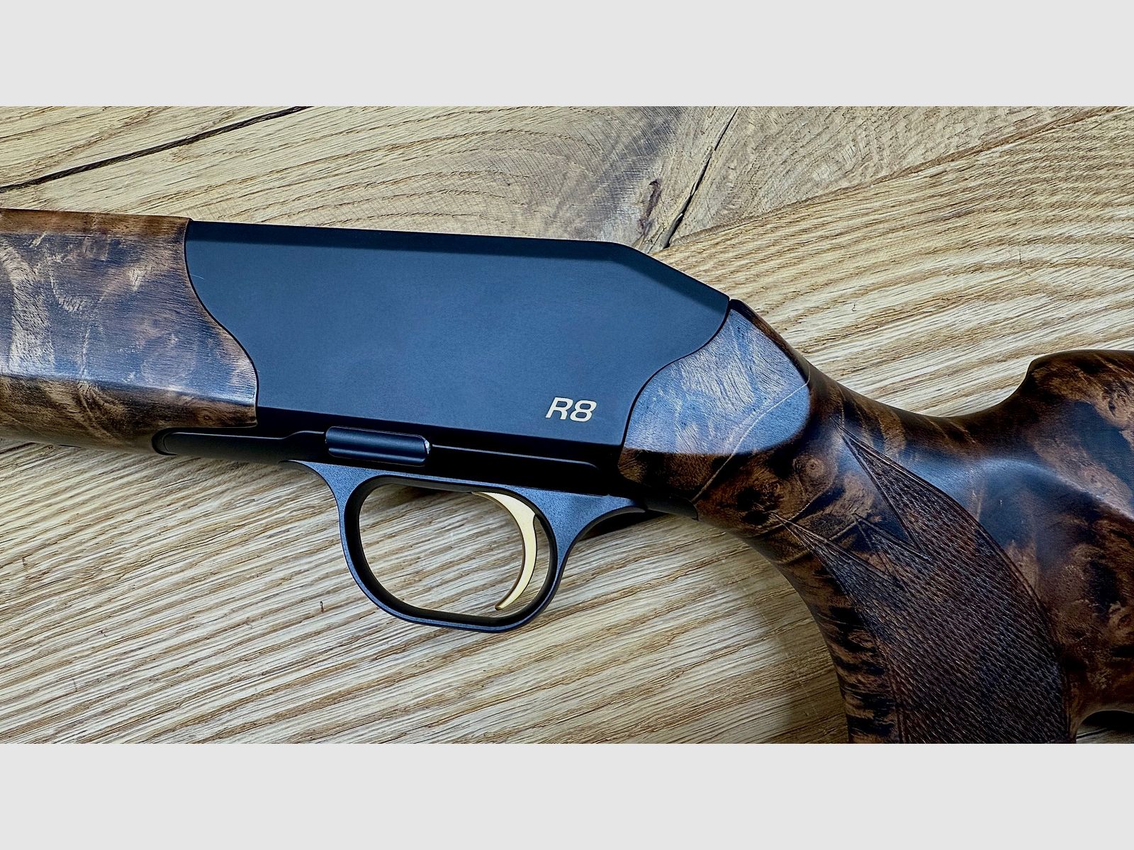 Blaser R8 Custom Schaft mit Gehäuse/System // HK 9-10 // R8 Logo und Abzug in gold // TRAUMSCHAFT
