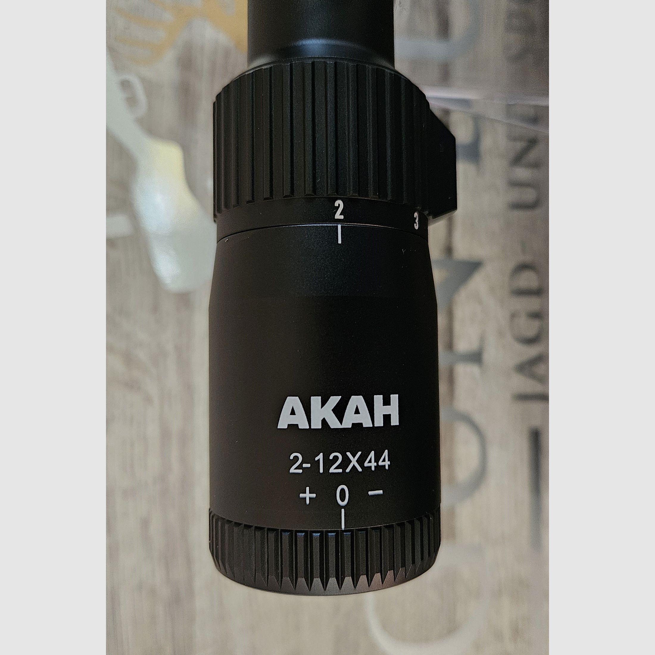 Celownik AKAH 2-12x44 LA Krzyż 4 z punktem świetlnym + wyrównanie paralaksy - Nowy towar z fachowego handlu -