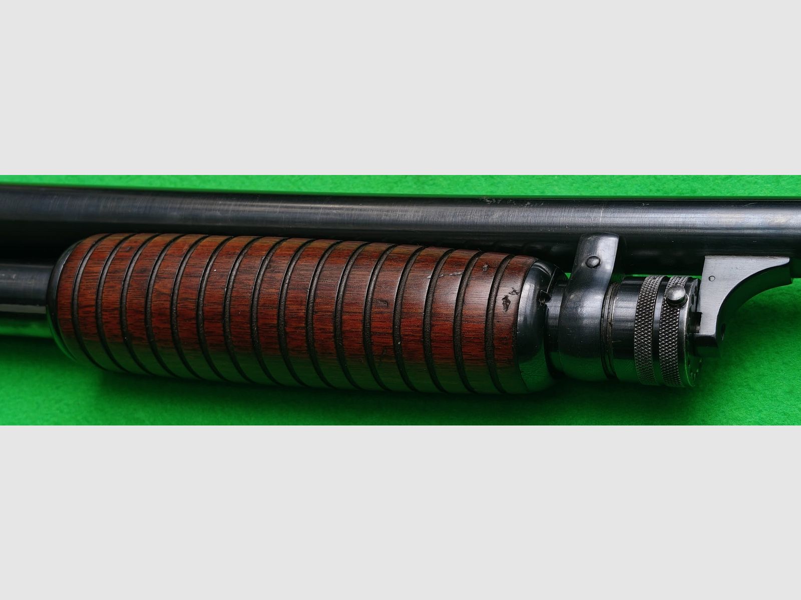 Ithaca 37 Vorderschaftrepetierflinte 12/70