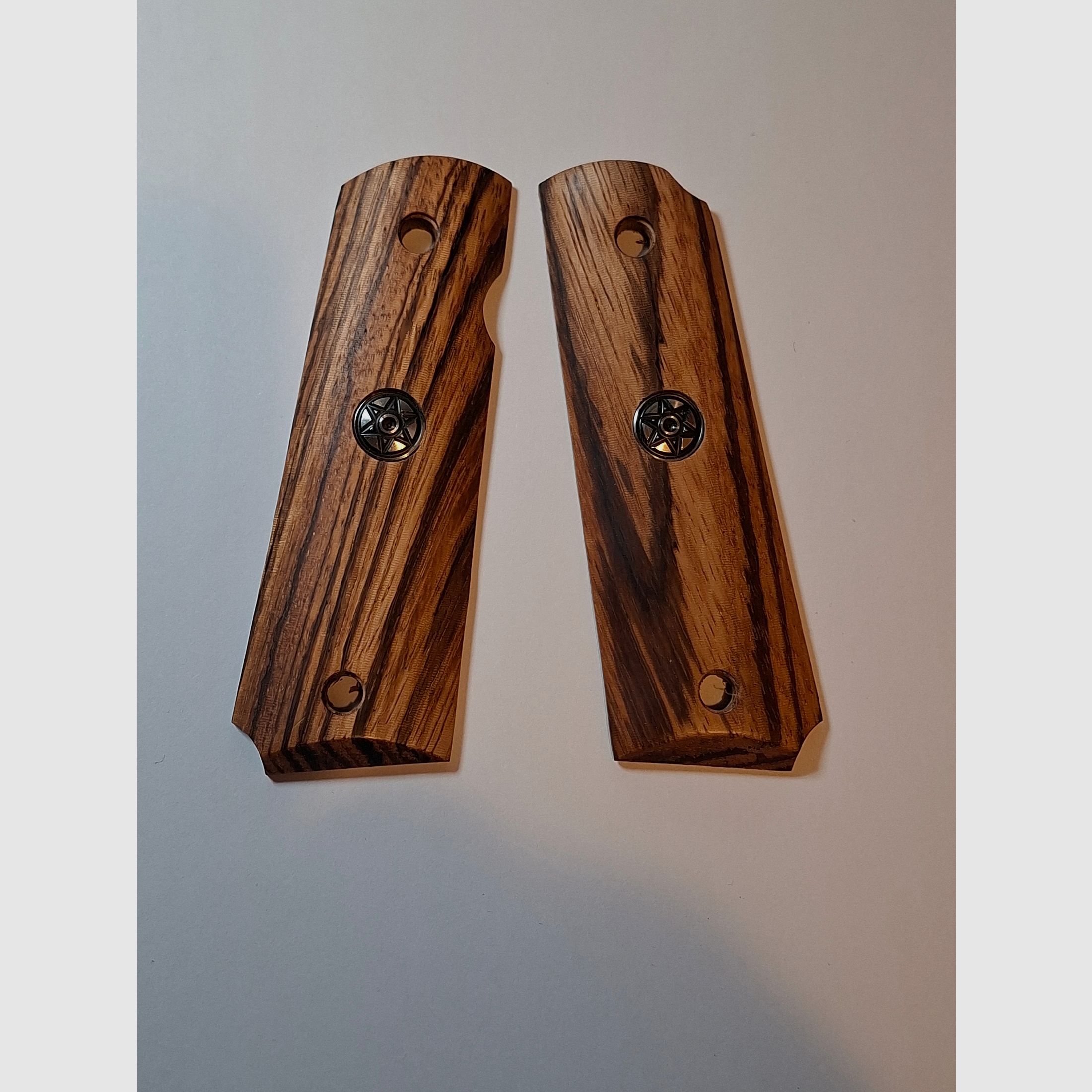 Okłady chwytowe Cold 1911, patrz zdjęcie.