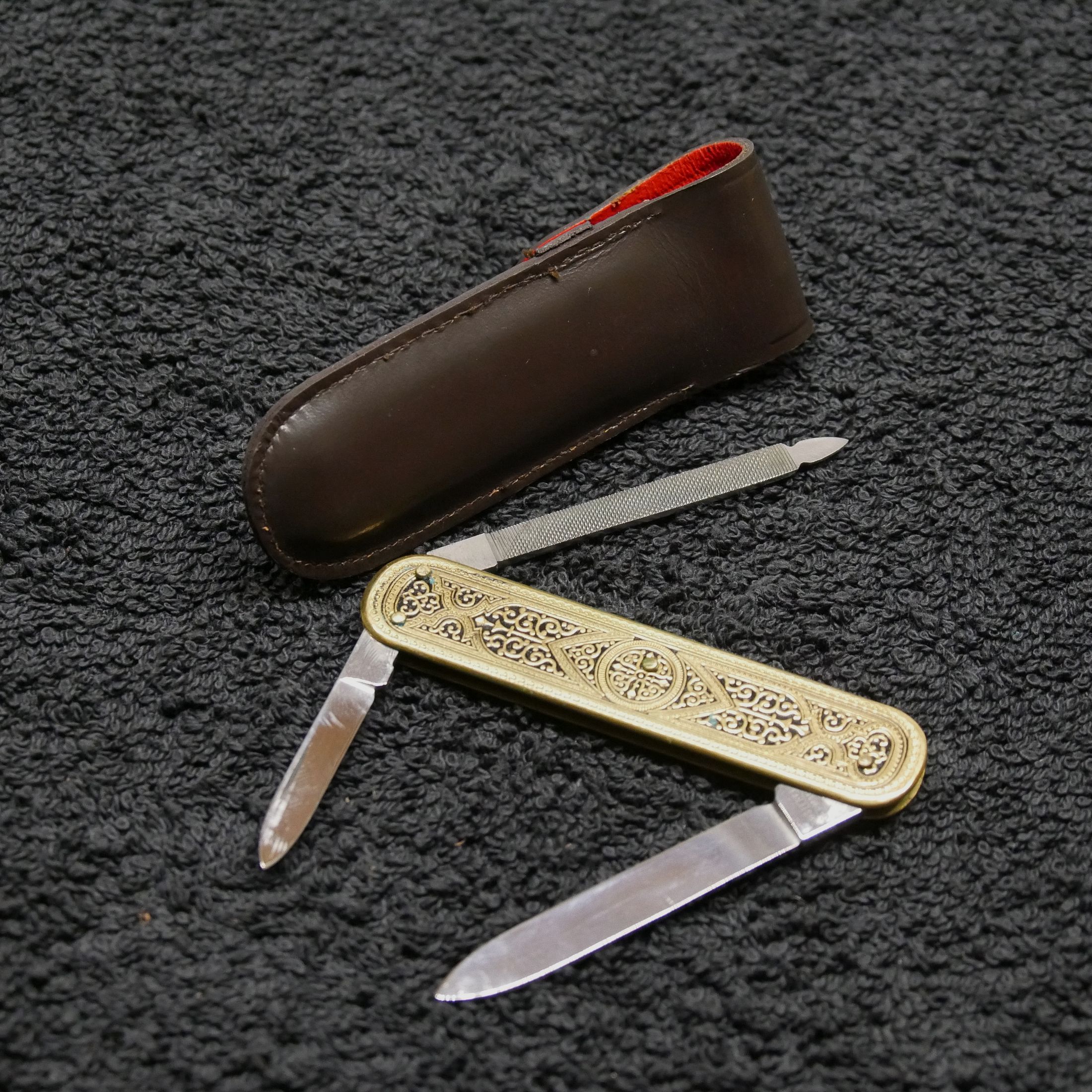 Nóż składany Justus Bierhoff Solingen 3-częściowy ornamentowany z logo Bayera z etui ochronnym vintage