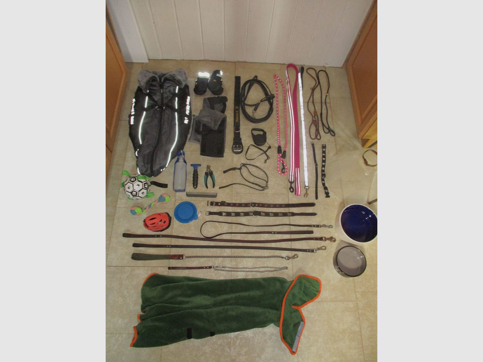 Hundezubehör, Leinen, Halsbänder, Kleidung, Näpfe...